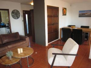 ein Wohnzimmer mit Sofa, Stühlen und einem Tisch in der Unterkunft Dublin 2 - L'Estartit, Torre Vella - ES-323-63 in L'Estartit