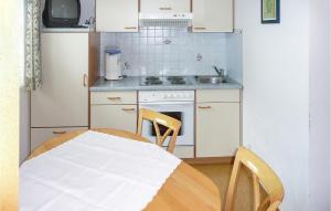 ラートシュタットにあるStunning Apartment In Radstadt With 1 Bedrooms And Wifiの小さなキッチン(テーブル、シンク付)