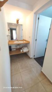 La salle de bains est pourvue d'un lavabo et d'un miroir. dans l'établissement HUAPI 1, à Dina Huapi