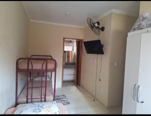 Habitación con 2 literas en una habitación en Kitnets Dona Lucia SJC, en São José dos Campos