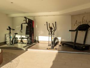 un gimnasio con varios equipos de ejercicio en una habitación en Delfi - amazing design apartment with Lake view, en Parzanica