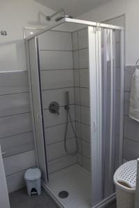 シラクーサにあるSeaside Serenity Villa IGMAのバスルーム(ガラスドア付きのシャワー付)