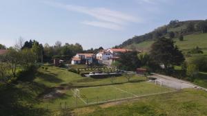 Vue aérienne d'une maison sur une colline dans l'établissement Apartamentos Viñas, à Santillana del Mar