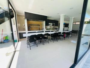 Tu Paraíso Jim في سانتياغو: غرفة كبيرة مع منضدة بيضاء وكراسي