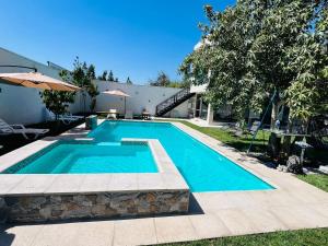 una piscina nel cortile di una casa di Tu Paraíso Jim a Santiago