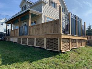 een huis met een groot terras aan de zijkant bij Gîte des étoiles in Notre-Dame-Des-Bois