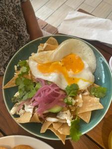 une assiette de nourriture avec un œuf et des frites dans l'établissement PDC HOTELS, à Playa del Carmen