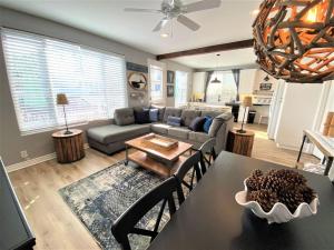 un soggiorno con un tavolo e un divano di Newport Beach House a Newport Beach