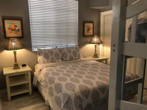 una camera con un letto e due tavoli con lampade di Newport Beach House a Newport Beach