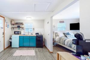 1 dormitorio con 1 cama y cocina con fregadero en Breakwater Inn - Mastodon Cottage #G, en Grayland