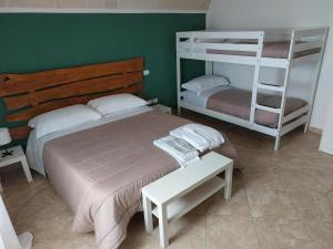 1 dormitorio con 2 camas y 1 litera en hotel scaffe, en Pennapiedimonte