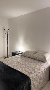 Tempat tidur dalam kamar di Chambres sur Cergy