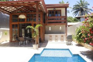 una casa con piscina frente a una casa en Santa Onda Itacaré, en Itacaré