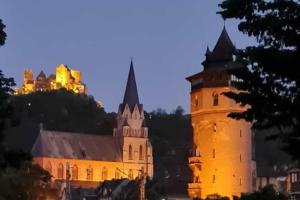 a castle is lit up at night at Wohnen am schönen Mittelrhein Weltkulturerbe in Oberwesel