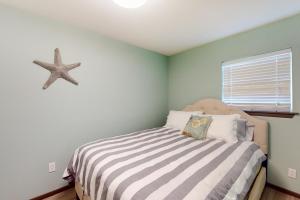 1 dormitorio con 1 cama con estrella de mar en la pared en Breakwater Inn - Luark Condo #8 en Grayland