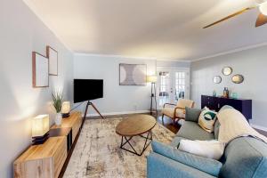 sala de estar con sofá azul y TV en Macon Memories en Macon