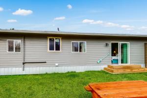 Casa con porche y terraza de madera en Breakwater Inn - Crab Pot Condo #3, en Grayland