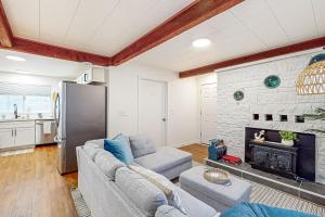uma sala de estar com um sofá e uma lareira em Breakwater Inn - Cranberry Cottage #A em Grayland
