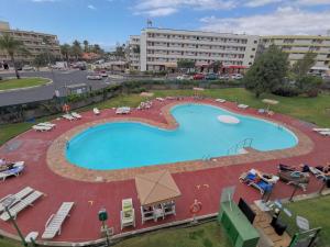 an overhead view of a swimming pool in a resort at Iguazu 210 Stylish Home By Pride Holiday Rentals in Maspalomas