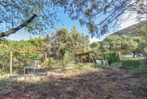 plac zabaw w parku z drzewem w obiekcie Wood Chalet 1 Monaco Forest La Turbie - Sleeps 5 people w mieście La Turbie