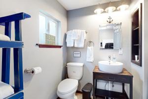 bagno con servizi igienici bianchi e lavandino di Breakwater Inn - Josie Dyas Cottage #H a Grayland