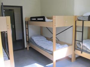 - 2 lits superposés dans une chambre avec un miroir dans l'établissement Harba Lorifa, à Valkenswaard
