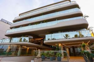 a tall building with a lot of plants on it at Setai Yacht Premium - By Almare Flats in João Pessoa