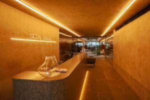 a lobby with a reception desk in a building at Setai Yacht Premium - By Almare Flats in João Pessoa