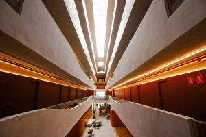 a hallway in a building with a ceiling at Setai Yacht Premium - By Almare Flats in João Pessoa