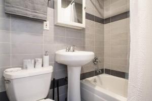 紐約的住宿－69-5D Modern Lower East East 1br Apt BRAND NEW，浴室配有盥洗盆、卫生间和浴缸。
