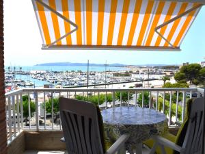 une table sur un balcon avec vue sur un port dans l'établissement Nautica - L'Estartit, Centro - ES-323-84, à L'Estartit