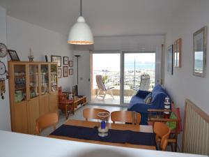 un salon avec un canapé et une table dans l'établissement Nautica - L'Estartit, Centro - ES-323-84, à L'Estartit