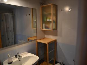 une salle de bain avec un lavabo et un miroir dans l'établissement Nautica - L'Estartit, Centro - ES-323-84, à L'Estartit