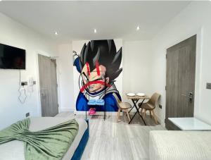 a bedroom with a painting on the wall at Studio Apartments Central London in London