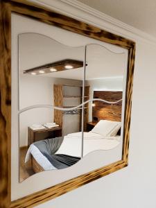 lustrzane odbicie łóżka w pokoju w obiekcie Laura's Cottage AL w mieście Velas