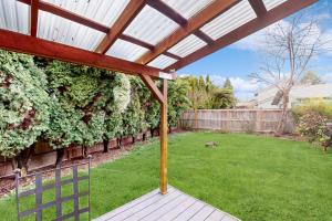 una pérgola en un patio trasero con jardín en The Peaceful Den, en Eugene
