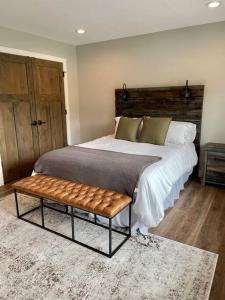1 dormitorio con 1 cama grande y cabecero de madera en Cozy 3 br Townhouse by Road America, en Plymouth