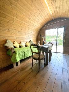 Habitación con mesa y cama en una pared de madera. en Le Botti Fiorentine, en Reggello