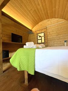 1 dormitorio con 1 cama en una habitación de madera en Le Botti Fiorentine, en Reggello