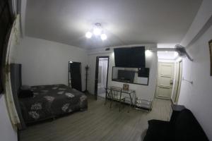 a bedroom with a bed and a flat screen tv at El Lugar más Centrico de Lima in Lima