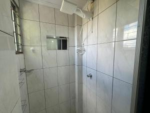 um chuveiro com uma porta de vidro na casa de banho em Apartamento com mobília nova 301 em Francisco Beltrão
