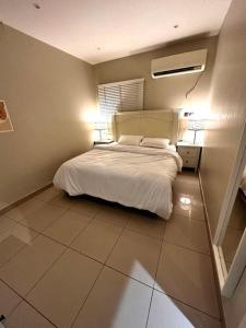 um quarto com uma cama e piso em azulejo em شقة خاصة - 205 em Riyadh