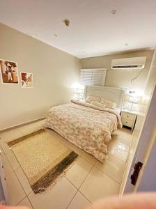 um pequeno quarto com uma cama e um tapete em شقة خاصة - 205 em Riyadh