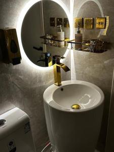 uma casa de banho com um lavatório e um espelho em شقة خاصة - 205 em Riyadh