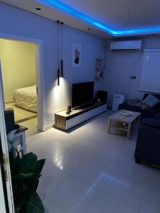 uma sala de estar com um sofá e uma televisão em شقة خاصة - 205 em Riyadh