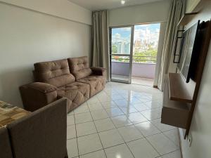 uma sala de estar com um sofá e uma televisão em Apartamento com mobília nova 301 em Francisco Beltrão