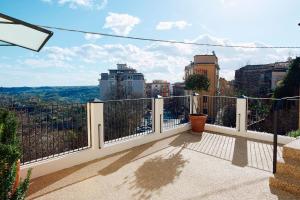 einen Balkon mit einem Zaun und Stadtblick in der Unterkunft Relais al Teatro in Chieti