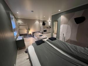 ein Schlafzimmer mit 2 Betten und ein Wohnzimmer in der Unterkunft Brand new and private studio apartment! in Bodø