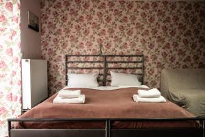 um quarto com uma cama com duas toalhas em Villa Pasja em Świnoujście