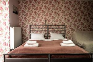 a bedroom with a bed with two towels on it at Villa Pasja in Świnoujście